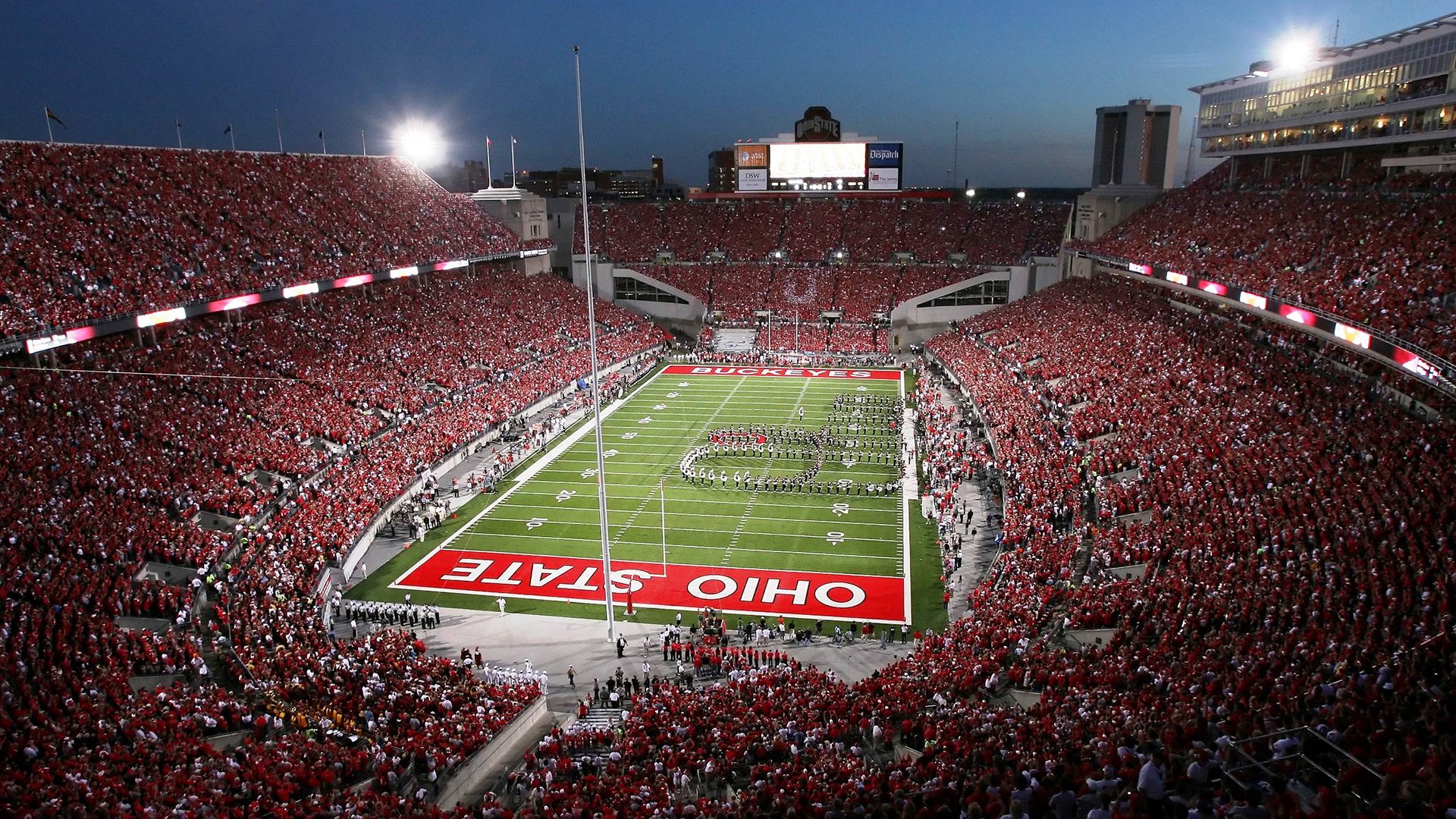 大学生公开水域游泳锦标赛 选手挑战气温不足12℃湖水